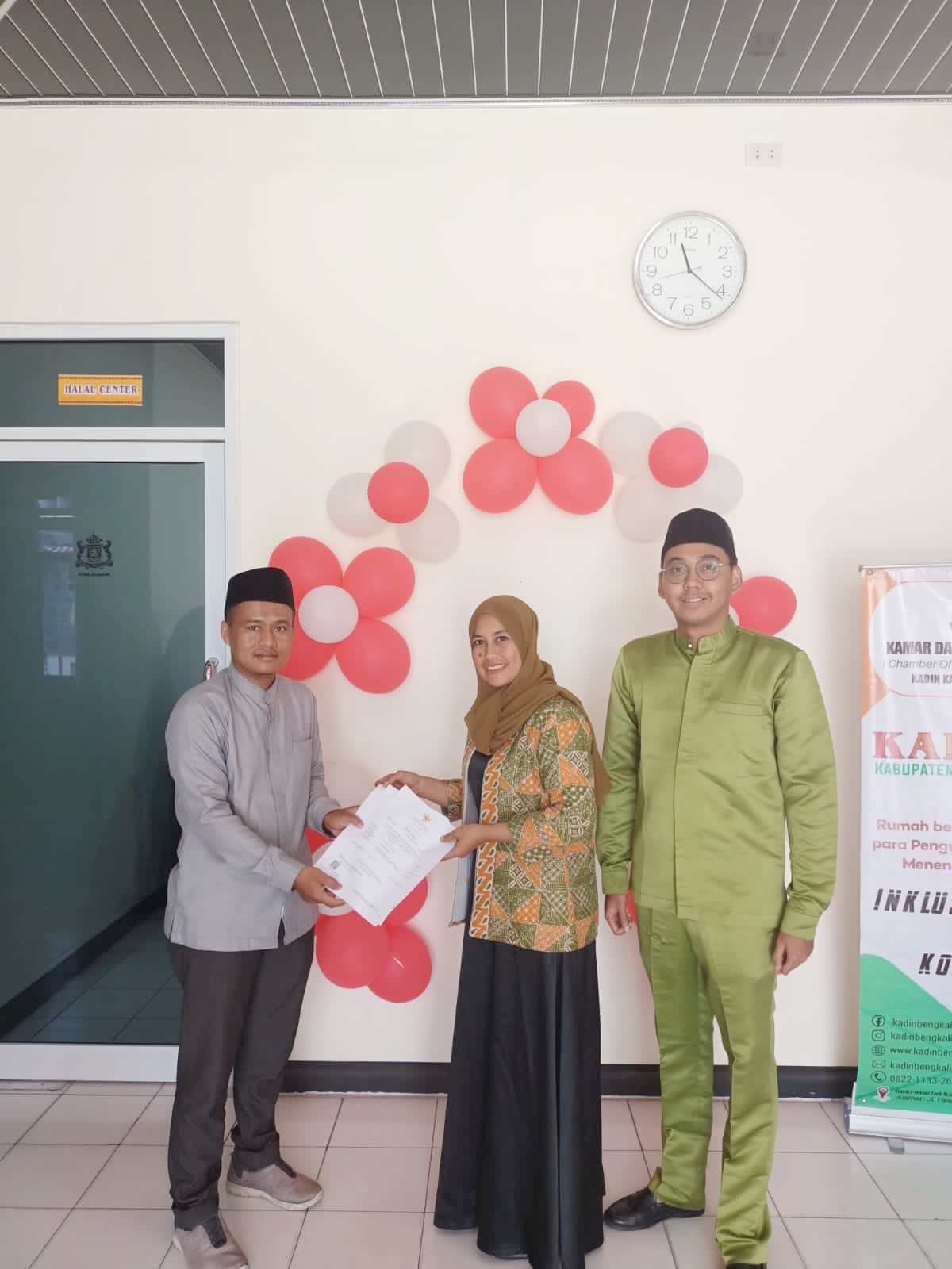 Ketua TP. PKK Desa Jangkang Terima Sertifikat Halal dan NIB, Untuk Para Pelaku Usaha Desa Jangkang