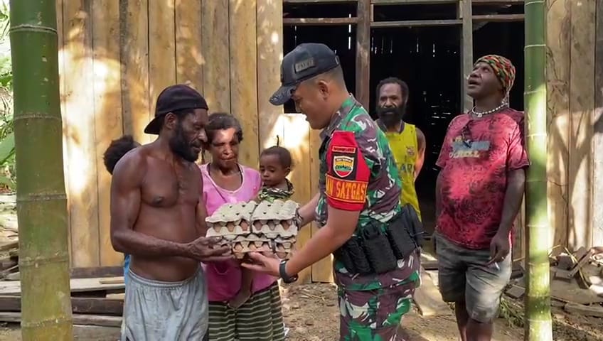 Satgas Pamtas Yonif 132/BS Gelar Bakti Sosial Bantu Korban Banjir Distrik Mannem.