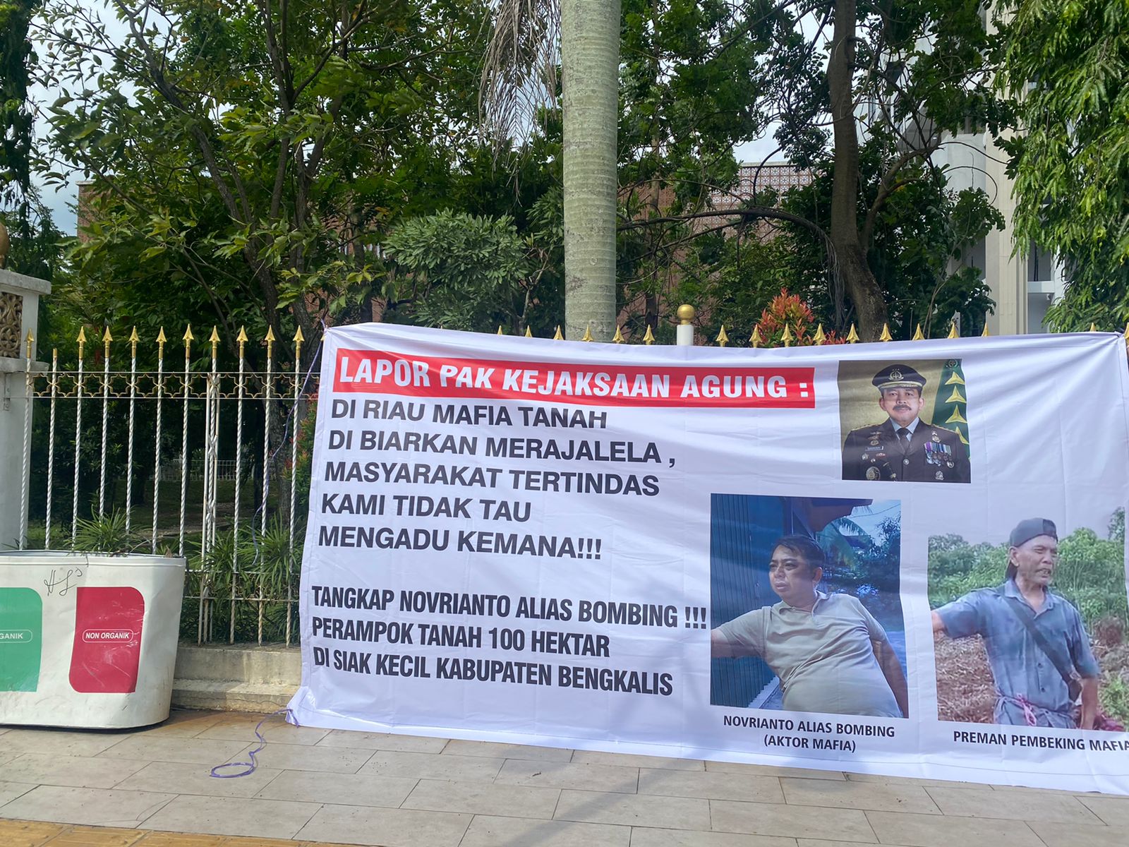 Penyerobotan lahan 100 H oleh oknum Bombing ini diberitakan masyarakat Siak Kecil telah terjadi sejak tahun 2021 silam Spanduk Tangkap Bombing Beredar di Pekanbaru