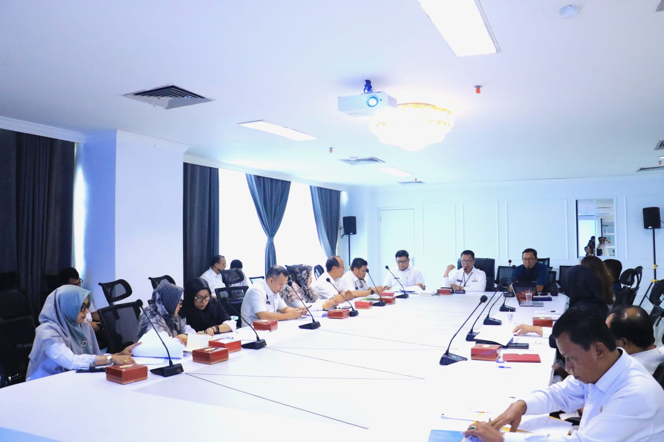 SekdaKota Pekanbaru Pimpin Rapat Penilaian Kepatuhan Standar Pelayanan Publik