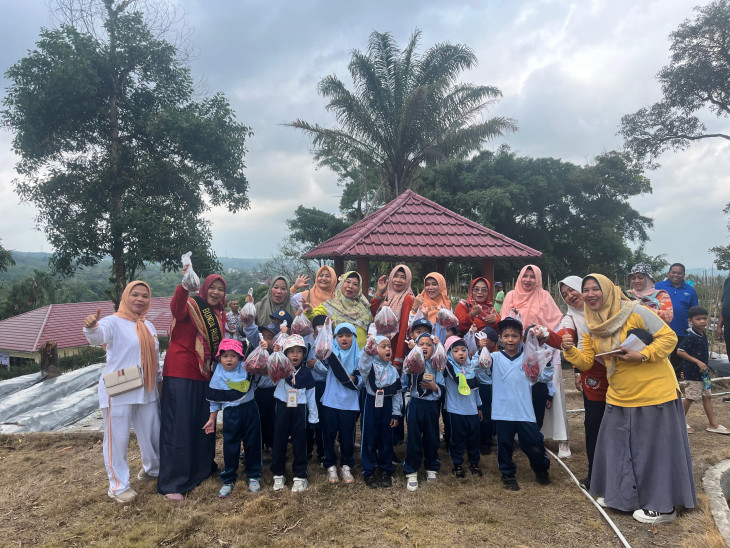 Bersama Anak TK Pertiwi, Bunda PAUD Kabupaten Kampar Kunjungi Kebun Cabe Agrowisata Stanum Bangkinang.