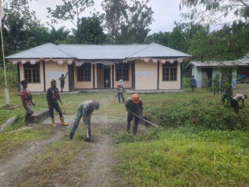 Gotong Royong Satgas Yonif 132/BS Bersama Masyarakat Kp. Ampas