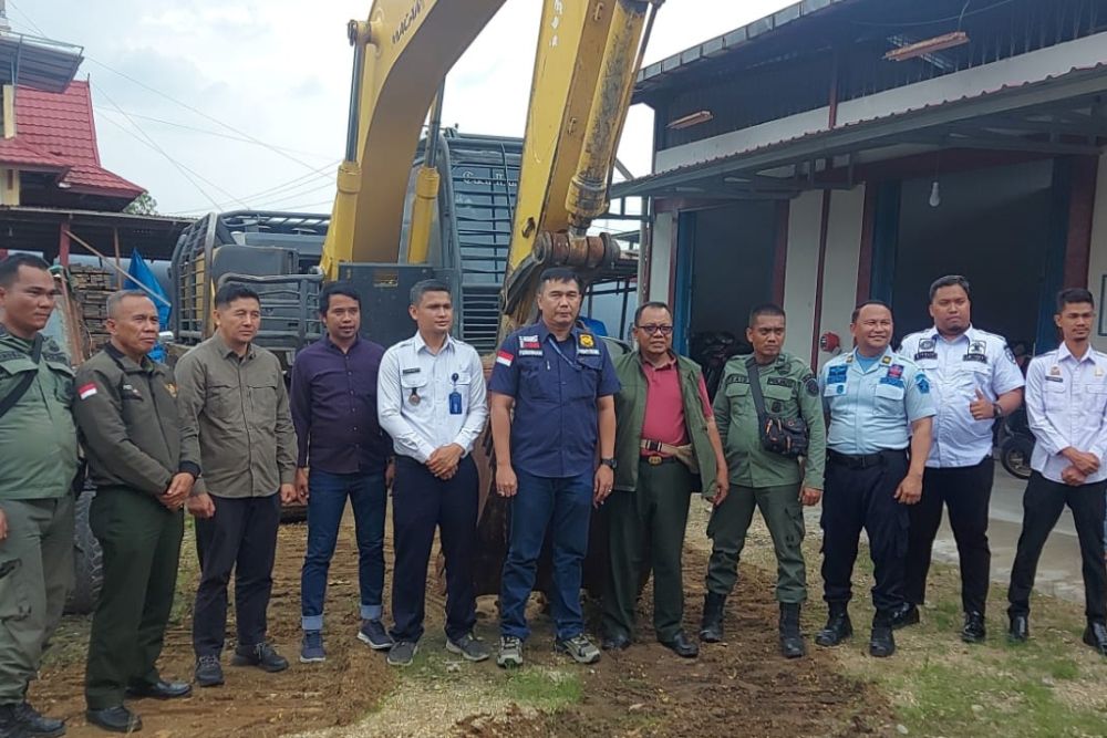 DLHK Provinsi Riau Serahkan Dua Tersangka Perambah Hutan ke Kejari Inhu