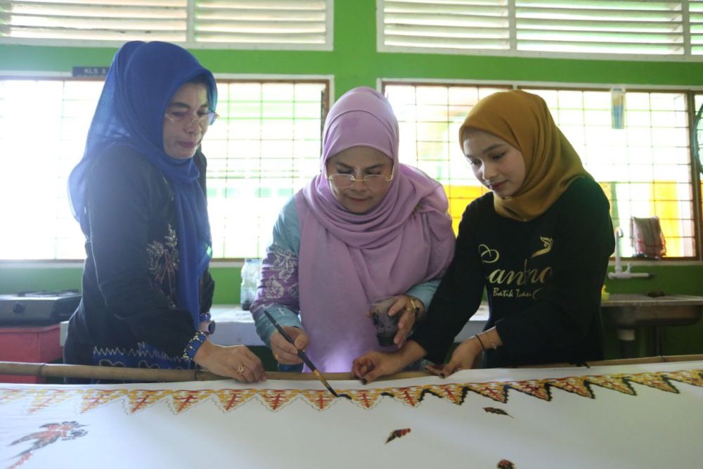 Pj Ketua TP-PKK Provinsi Riau Tinjau Sentra Batik Canting SLBN Pembina Pekanbaru
