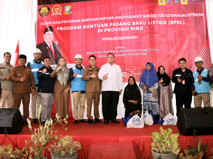 723 Warga Kampar Terima Program BPLB Dirjen Ketenagalistrikan ESDM dan PT PLN