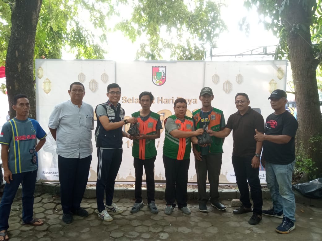 Dishub Pekanbaru Bagikan Paket Daging Kurban ke Ribuan Jukir
