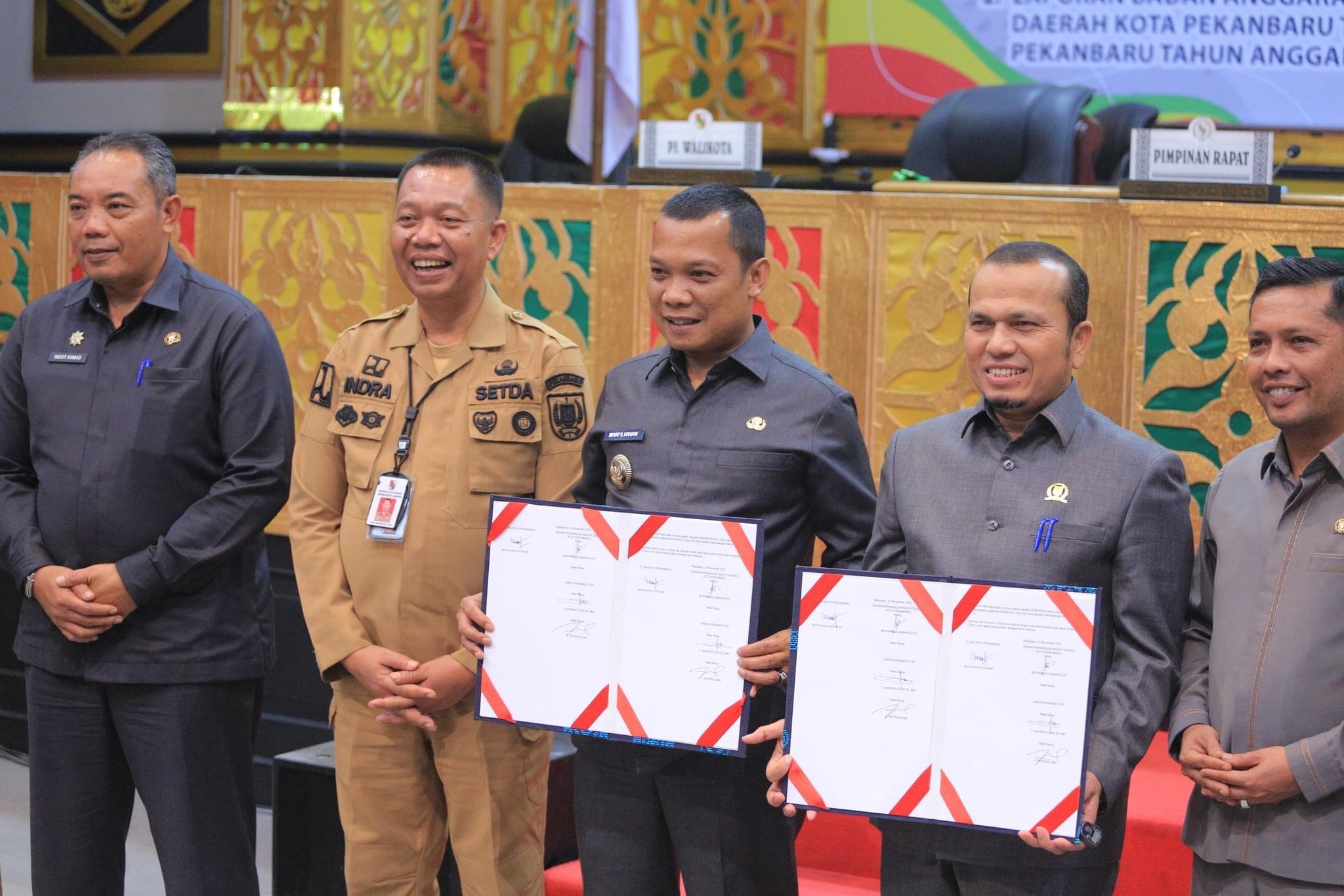 Pj Walikota Hadiri Rapat Paripurna Pengesahan APBD Pekanbaru Tahun Anggaran 2024