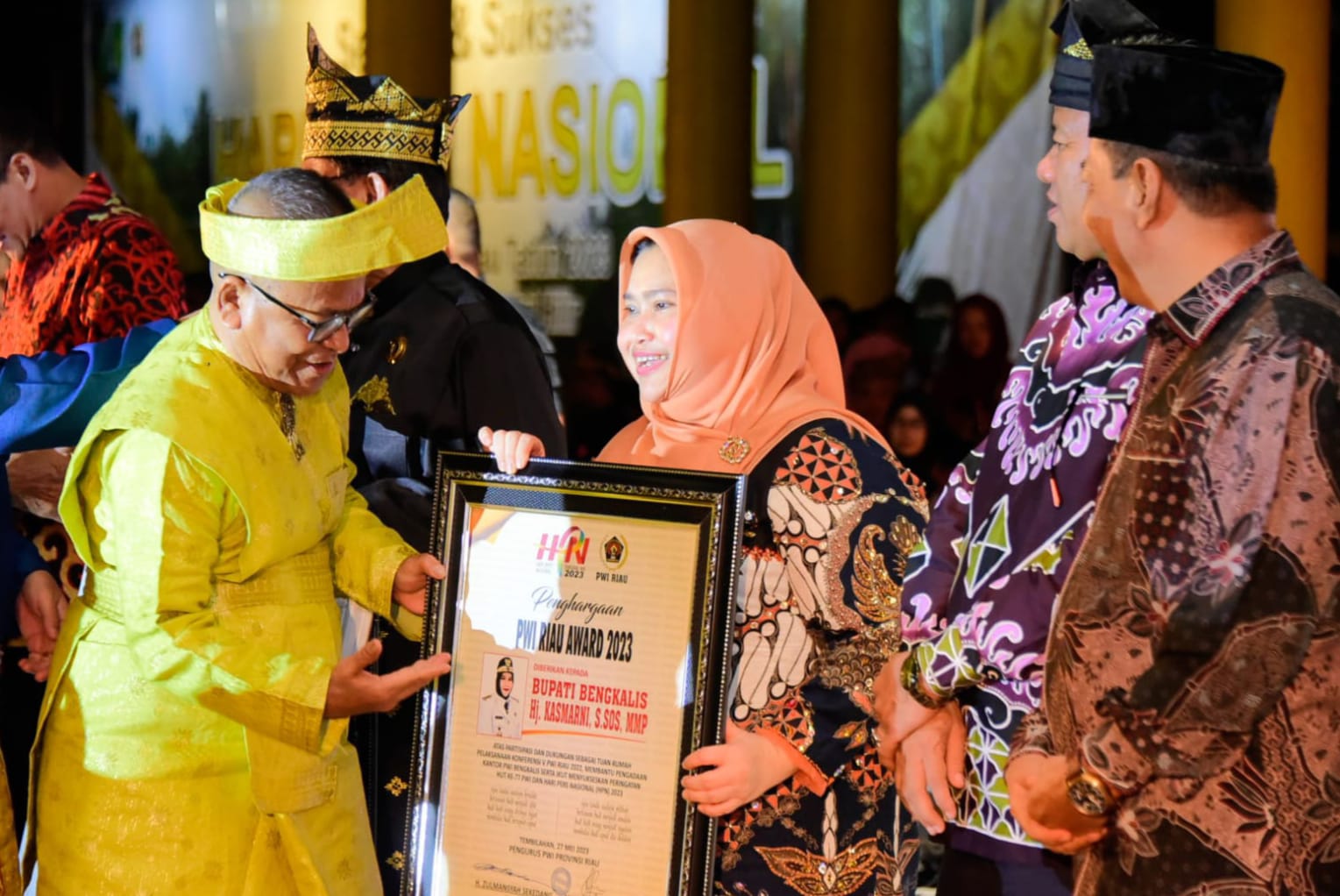 Bupati Kasmarni Terima Anugerah PWI Riau Award 2023