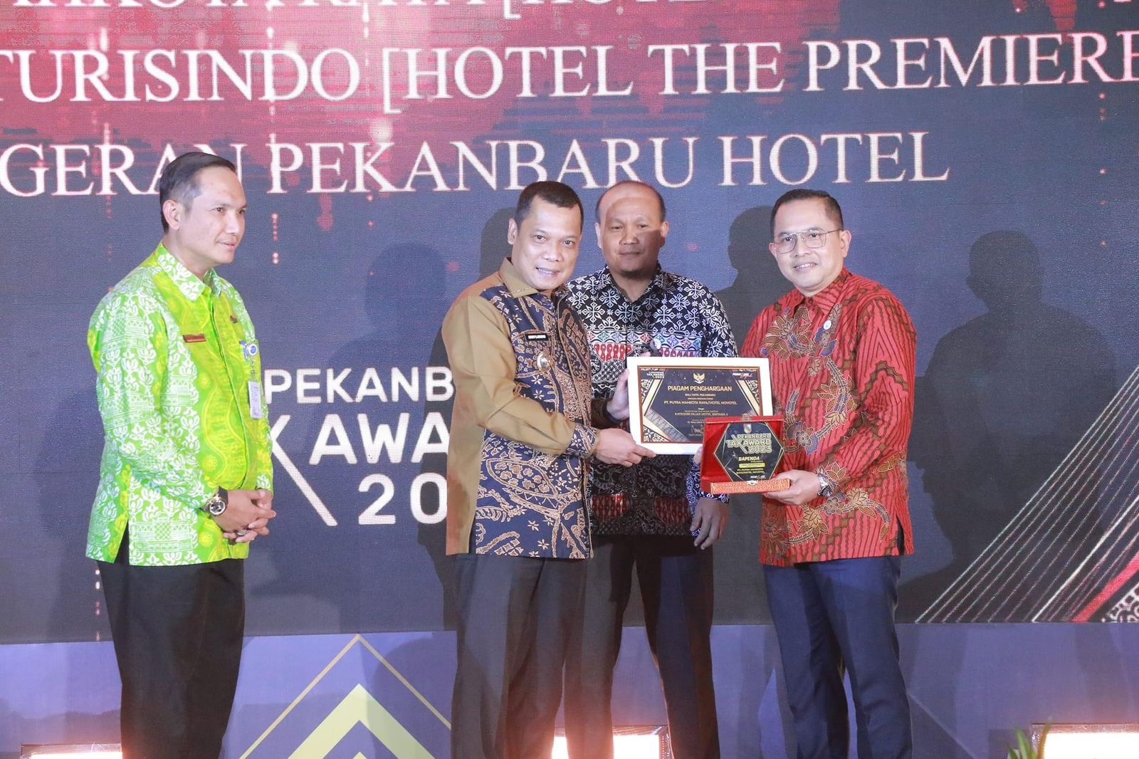 Pj Wali Kota Muflihun Hadiri Penghargaan Pekanbaru Tax Award di Hotel Pangeran