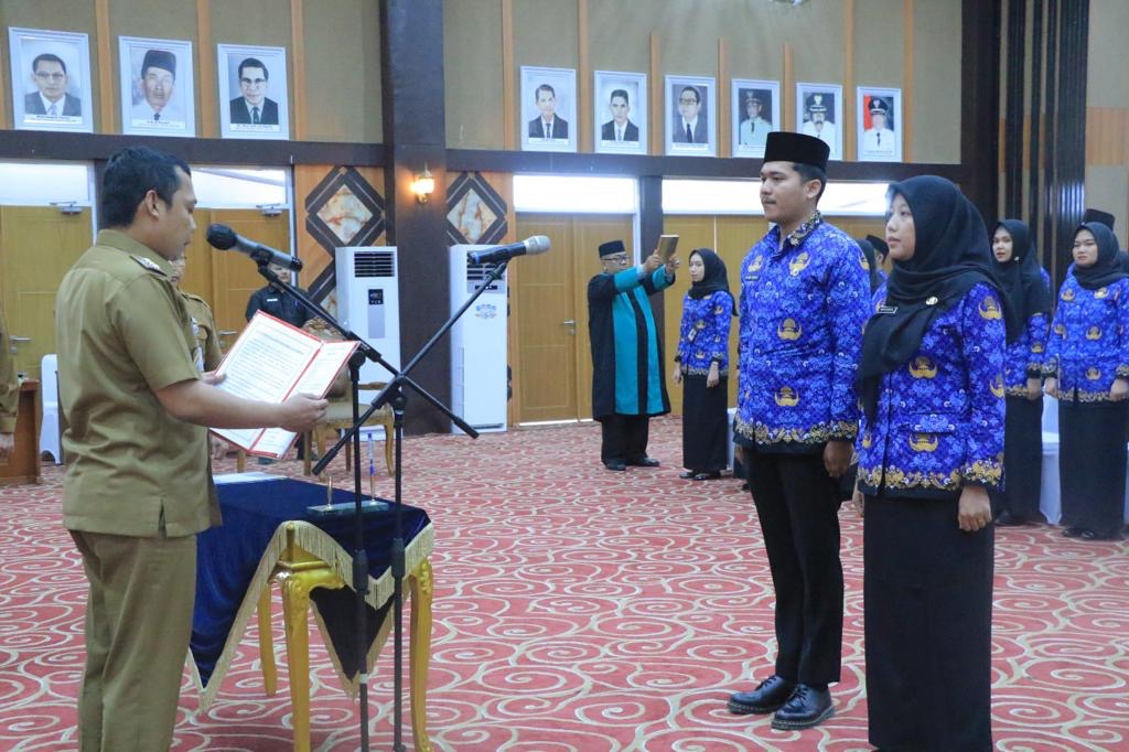 Pj Walikota Pekanbaru Serahkan SK PNS dan Lantik Pejabat Fungsional