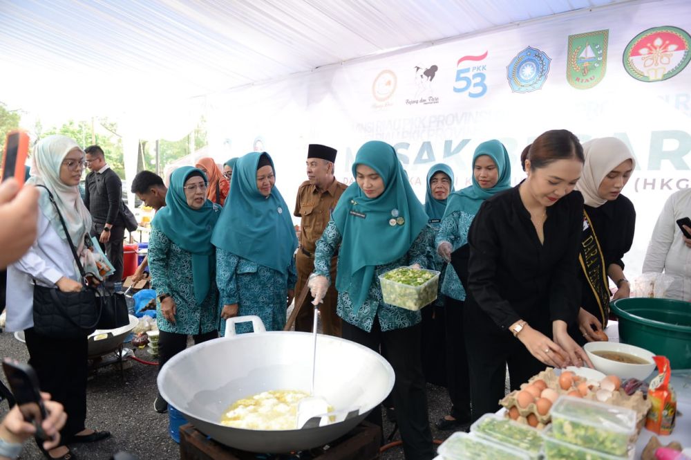 Begini Keseruan Masak Besar Mie Sagu Bareng Ketua TP PKK Riau