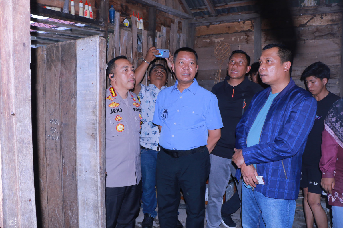 Pj Wali Kota Pekanbaru Tinjau Bedah Rumah Warga di Simpang Baru