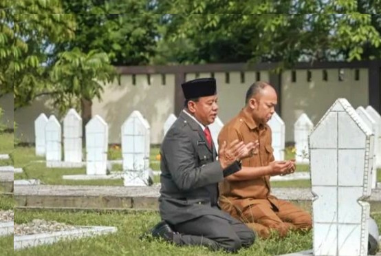 Penuh Khidmat, Suhardiman Amby Berdoa di Makam Kakek Kandungnya