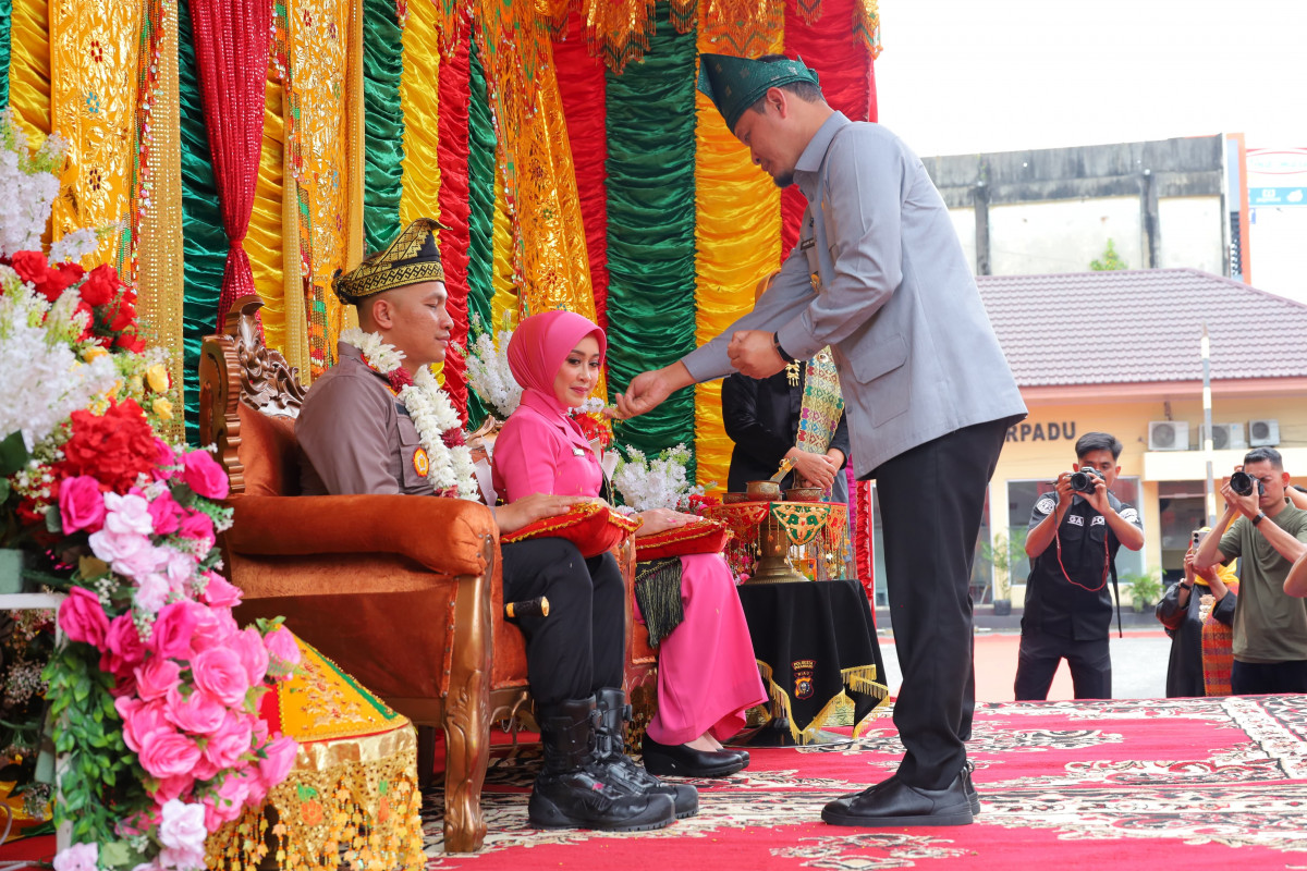 PEKANBARU - Wali Kota Pekanbaru Agung Nugroho menyampaikan apresiasi dan terima kasih yang setinggi-tingginya kepada Kombes Jeki Rahmat Mustika atas dedikasi dan pengabdiannya selama menjabat sebagai Kapolresta Pekanbaru.  Ha
