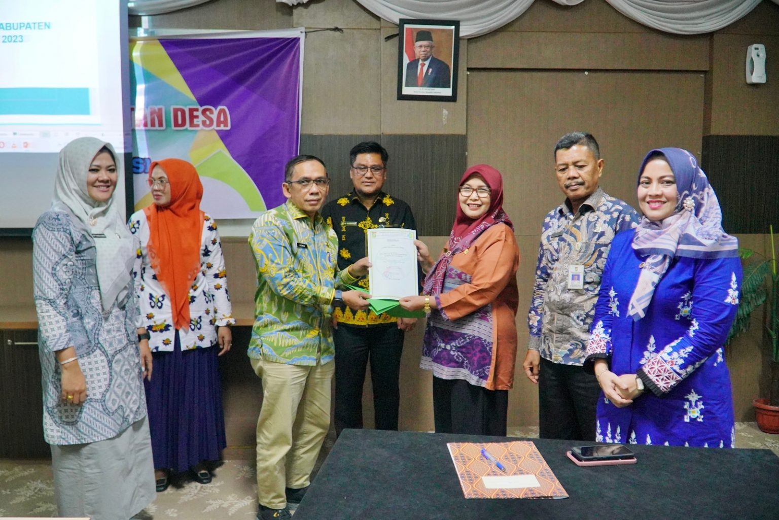 Serahkan Sertifikat Kepada 3 Kecamatan ODF, Tahun 2023 ditargetkan Kabupaten Kampar menjadi Kabupaten/ Kota Sehat.