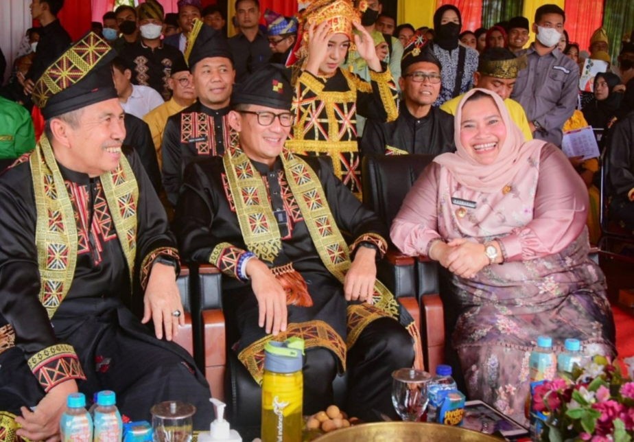 Hadiri Momen Pacu Jalur, Kesempatan Bupati Kasmarni Undang Menteri Parekraf Ke Bengkalis