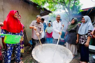 Gubernur Syamsuar Ikut Tradisi Bakonji Barayak Bersama Emak-emak di Kuansing