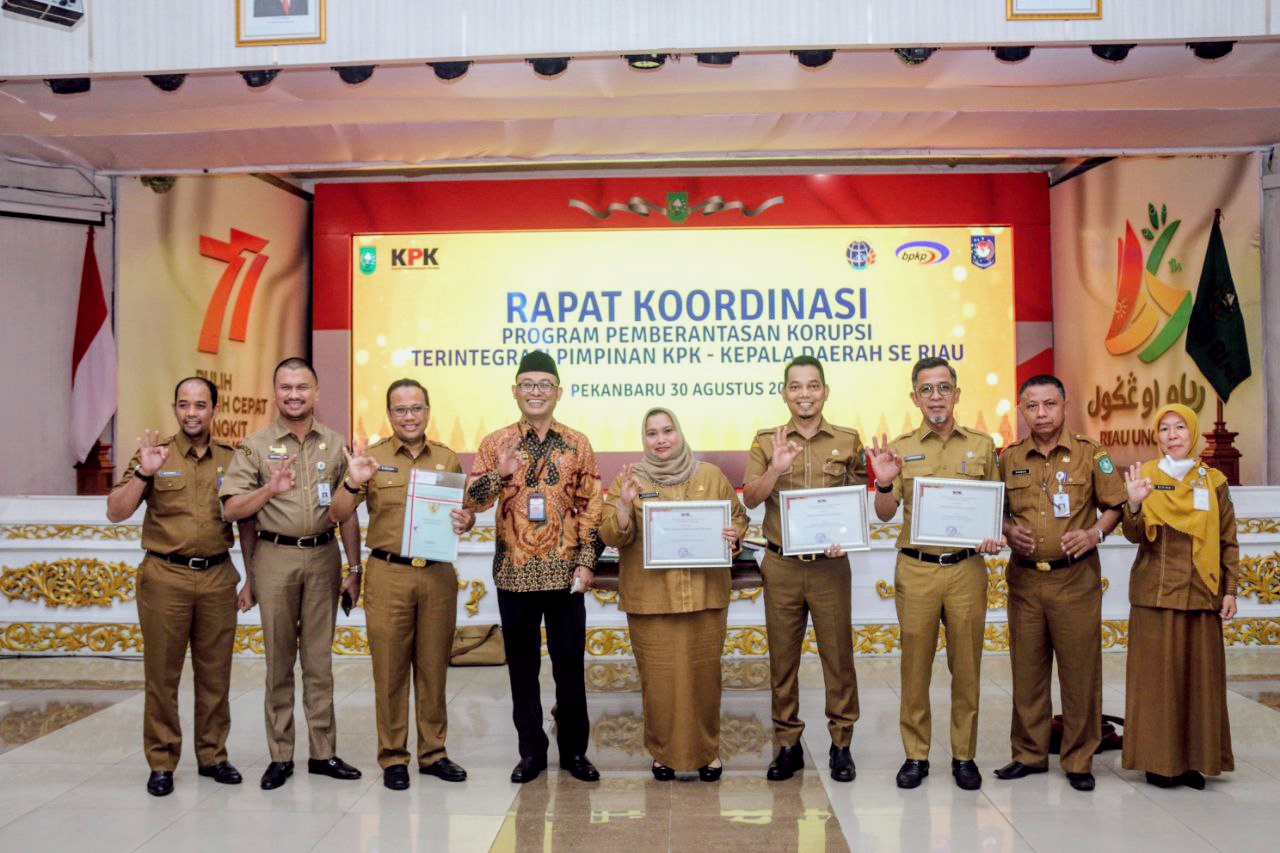 Ikuti Rakor Program Pemberantasan Korupsi Terintegrasi bersama Pimpinan KPK, Bupati Kasmarni Terima 2 Penghargaan