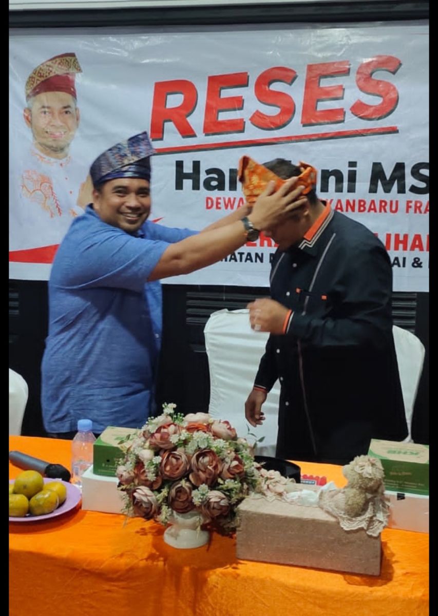 Tokoh Masyarakat Wonorejo Beri Hadiah Tanjak Pada Hamdani dalam kegiatan Reses