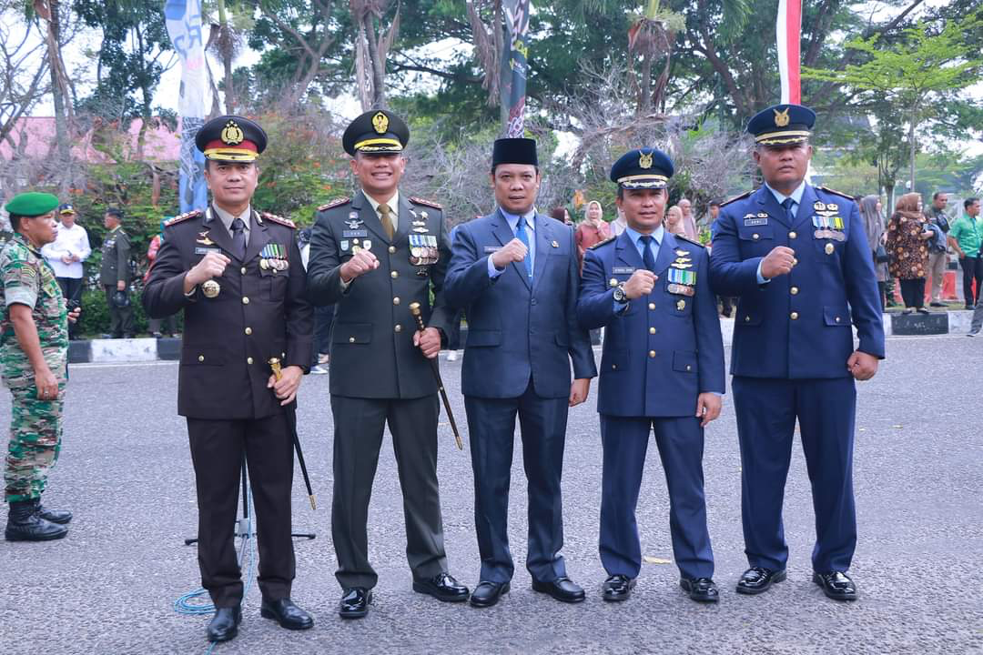 Rangkaian HUT TNI ke-78, Pj Wali Kota Pekanbaru Saksikan Parade dan Dedile Lashkan TNI - Polri