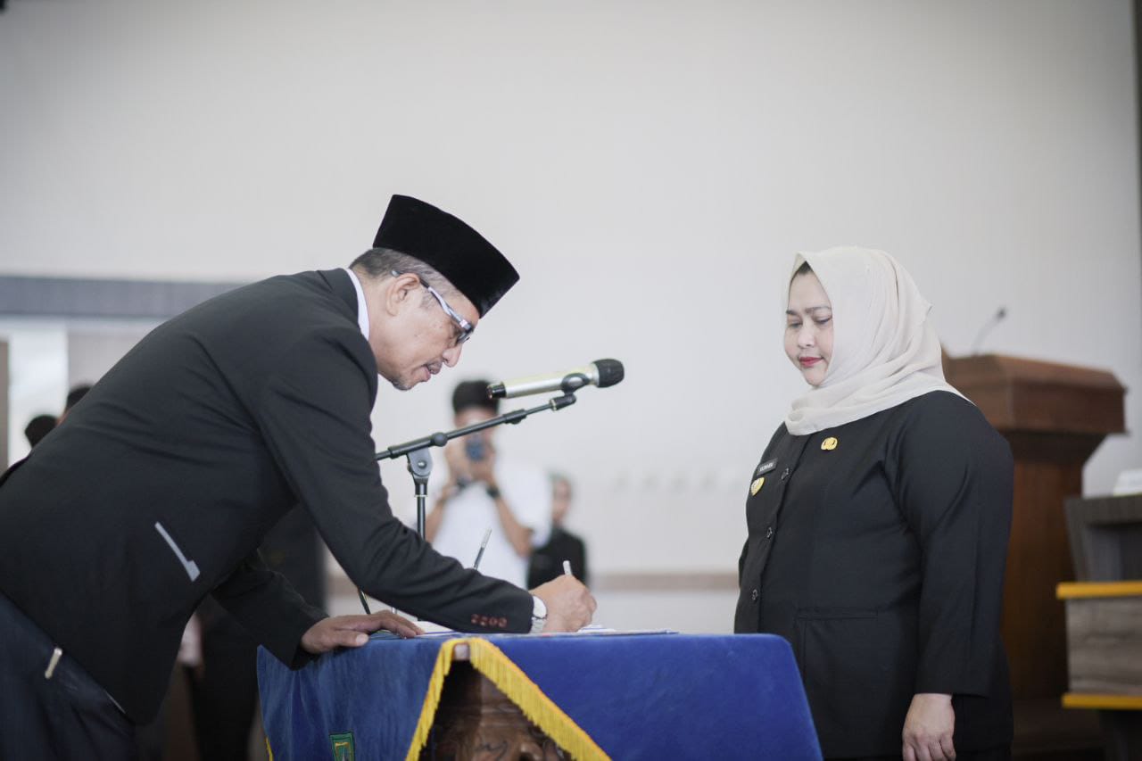 Bupati Kasmarni Lantik 94 Kepala Sekolah TK, SD dan SLTP