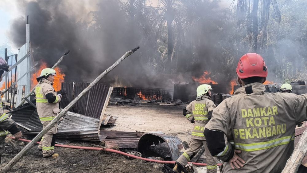 Detik-detik Kebakaran Gudang Solar Ilegal di Pekanbaru: Berawal dari Percikan Kabel Listrik