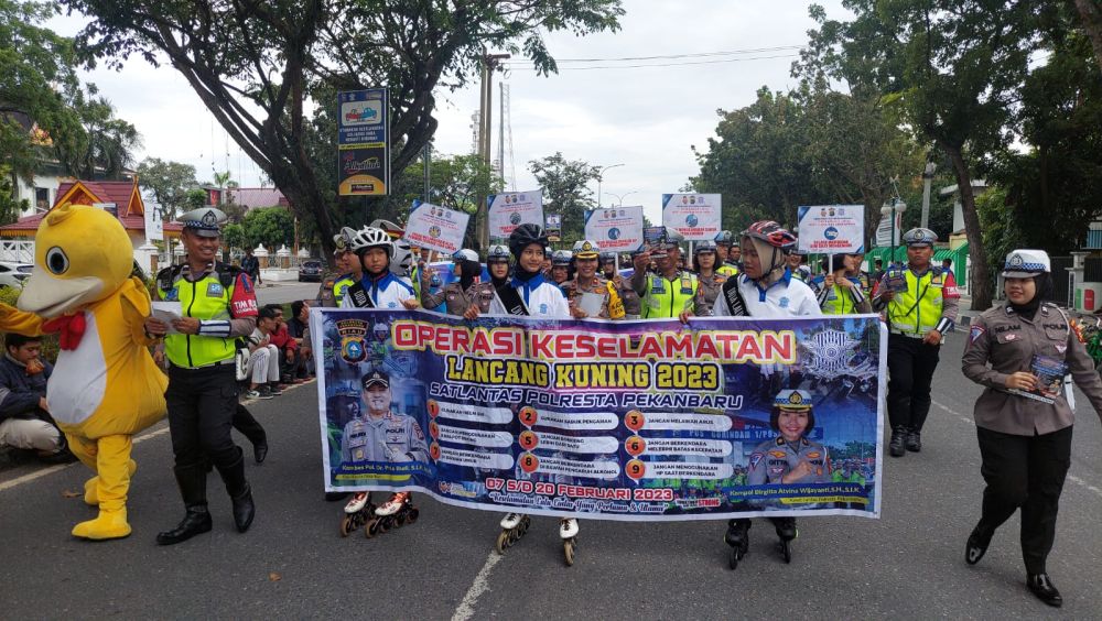 Tampil Beda! Tim Sepatu Roda Kampanyekan Tertib Lalu Lintas di CFD Pekanbaru