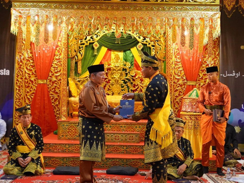 Kasal Laksamana TNI Muhammad Ali Terima Gelar Adat dari LAM Riau, Zulkifli Syukur Ucapkan Selamat