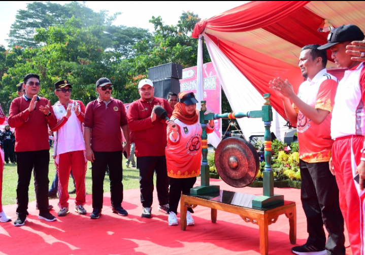 Poradeskel Bermasa I Kecamatan Pinggir Resmi Dimulai, Bupati Kasmarni Pesan Jaga  Persatuan dan Tingkatkan Prestasi Olahraga