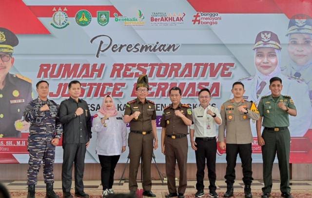 Resmikan RRJ Desa se-Kabupaten Bengkalis, Kajati Riau Apresiasi Bupati Kasmarni