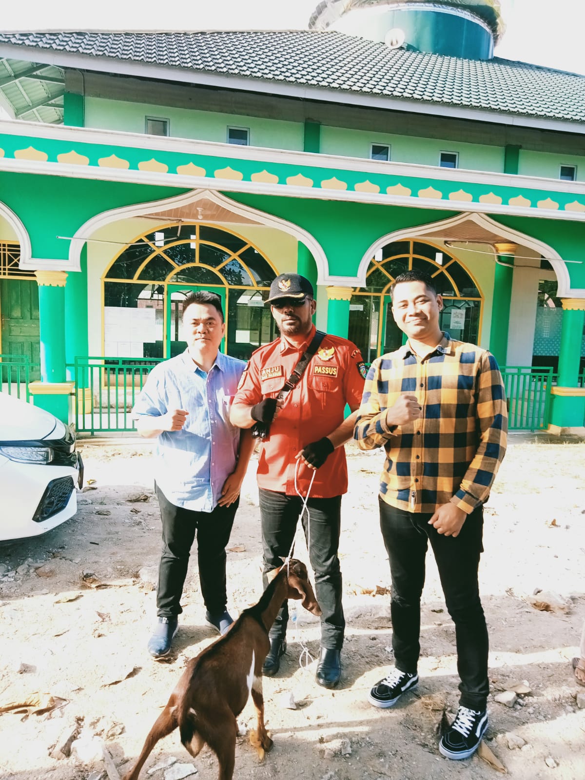 Holywings Pekanbaru Serahkan Hewan Kurban ke Beberapa Mesjid di Pekanbaru