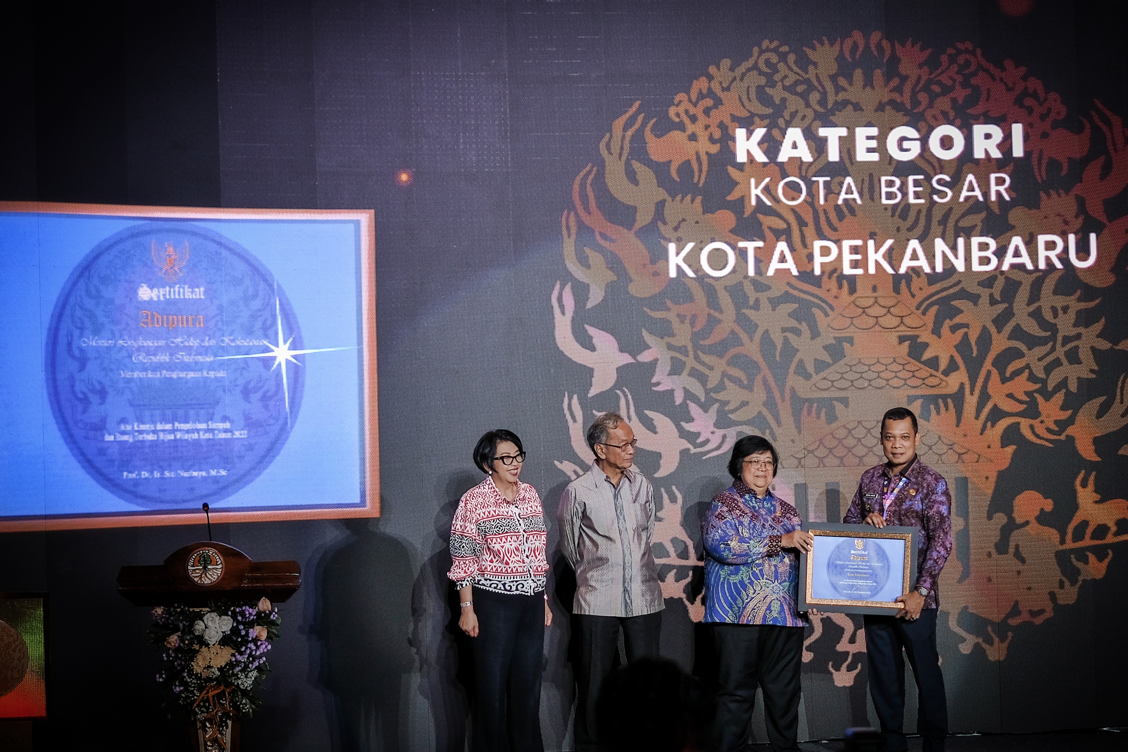 Kota Pekanbaru Terima Sertifikat Adipura dari Menteri LHK